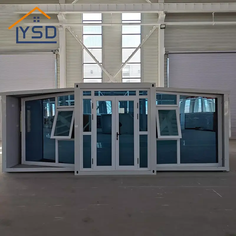 Container House, joka on valmistettu lasiverholeinästä